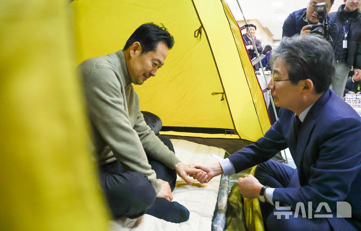 [서울=뉴시스] 김명년 기자 = 유승민 전 의원이 20일 오전 서울 여의도 국회 로텐더홀에서 통일교·공천헌금 '쌍특검'을 요구하며 엿새째 단식농성중인 장동혁 국민의힘 대표를 찾아 손을 잡고 대화하고 있다. 2026.01.20. kmn@newsis.com