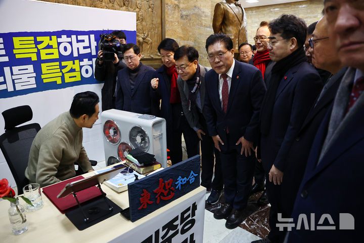 [서울=뉴시스] 김명년 기자 = 국민의힘 초재선 모임 '대안과 미래' 소속 의원들이 20일 오전 서울 여의도 국회 로텐더홀에서 통일교·공천헌금 '쌍특검'을 요구하며 엿새째 단식농성중인 장동혁 국민의힘 대표를 찾아 인사하고 있다. 2026.01.20. kmn@newsis.com