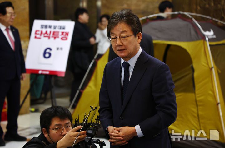 [서울=뉴시스] 김명년 기자 = 유승민 전 의원이 20일 오전 서울 여의도 국회 로텐더홀에서 통일교·공천헌금 '쌍특검'을 요구하며 엿새째 단식농성중인 장동혁 국민의힘 대표와 만난 후 취재진의 질문에 답하고 있다. 2026.01.20. kmn@newsis.com