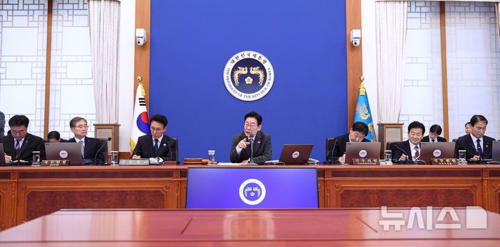 [서울=뉴시스] 고범준 기자 = 이재명 대통령이 20일 청와대에서 열린 국무회의에서 발언하고 있다. 2026.01.20. bjko@newsis.com