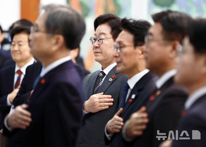 [서울=뉴시스] 고범준 기자 = 이재명 대통령이 20일 청와대에서 열린 국무회의에서 참석자들과 국민의례를 하고 있다. 2026.01.20. bjko@newsis.com