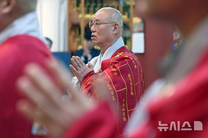[서울=뉴시스] 박진희 기자 = 한국불교태고종 총무원장 상진스님이 20일 서울 종로구 한국불교문화전승관 법륜사 대웅보전에서 신년 기자회견을 하고 있다. 2026.01.20. pak7130@newsis.com