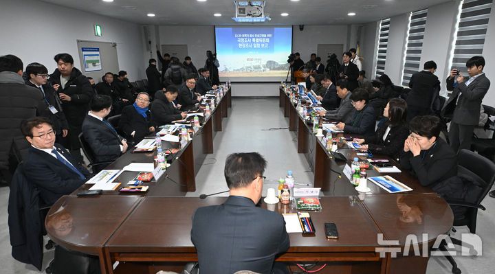 [무안=뉴시스] 이영주 기자 = 12.29 여객기 참사 진상규명을 위한 국정조사특별위원회가 20일 오전 전남 무안국제공항에서 현장조사 일정 개시 전 개괄 브리핑을 준비하고 있다. 2026.01.20. leeyj2578@newsis.com