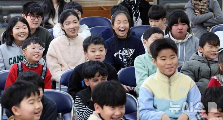 [부산=뉴시스] 하경민 기자 = 부산 사상구 괘법초등학교가 저출산, 학령인구 감소 등으로 인근 학교와 통·폐합이 확정된 가운데 20일 학교 강당에서 열린 이별식에 참석한 학생들이 추억의영상을 함께 시청하고 있다.  1982년 3월5일 28학급(학생 1261명)으로 개교한 괘법초는 지난해 전교생 52명의 소규모 학교로 운영, 인근 감전초등학교와 통·폐합이 확정됐다. 괘법초를 비롯해 올해 부산에서 통·폐합되는 초등학교는 영도구 봉삼초 및 신선초 등 총 3곳이다. 2026.01.20. yulnetphoto@newsis.com