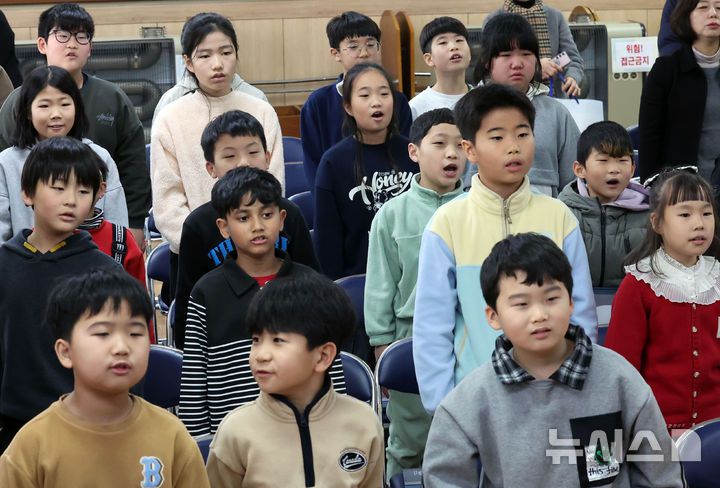 [부산=뉴시스] 하경민 기자 = 부산 사상구 괘법초등학교가 저출산, 학령인구 감소 등으로 인근 학교와 통·폐합이 확정된 가운데 20일 학교 강당에서 열린 이별식에 참석한 학생들이 추억의영상을 함께 시청하고 있다.  1982년 3월5일 28학급(학생 1261명)으로 개교한 괘법초는 지난해 전교생 52명의 소규모 학교로 운영, 인근 감전초등학교와 통·폐합이 확정됐다. 괘법초를 비롯해 올해 부산에서 통·폐합되는 초등학교는 영도구 봉삼초 및 신선초 등 총 3곳이다. 2026.01.20. yulnetphoto@newsis.com [부산=뉴시스] 하경민 기자 = 부산 사상구 괘법초등학교가 저출산, 학령인구 감소 등으로 인근 학교와 통·폐합이 확정된 가운데 20일 학교 강당에서 열린 이별식에 참석한 학생들이 마지막으로 교가를 합창하고 있다.   1982년 3월5일 28학급(학생 1261명)으로 개교한 괘법초는 지난해 전교생 52명의 소규모 학교로 운영, 인근 감전초등학교와 통·폐합이 확정됐다. 괘법초를 비롯해 올해 부산에서 통·폐합되는 초등학교는 영도구 봉삼초 및 신선초 등 총 3곳이다. 2026.01.20. yulnetphoto@newsis.com