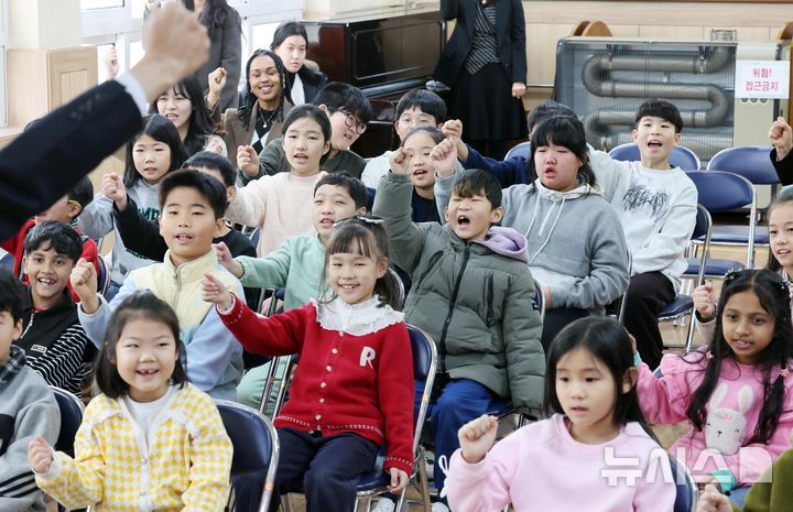 [부산=뉴시스] 하경민 기자 = 부산 사상구 괘법초등학교가 저출산, 학령인구 감소 등으로 인근 학교와 통·폐합이 확정된 가운데 20일 학교 강당에서 열린 이별식에 참석한 학생들이 함께 파이팅을 외치고 있다.  1982년 3월5일 28학급(학생 1261명)으로 개교한 괘법초는 지난해 전교생 52명의 소규모 학교로 운영, 인근 감전초등학교와 통·폐합이 확정됐다. 괘법초를 비롯해 올해 부산에서 통·폐합되는 초등학교는 영도구 봉삼초 및 신선초 등 총 3곳이다. 2026.01.20. yulnetphoto@newsis.com