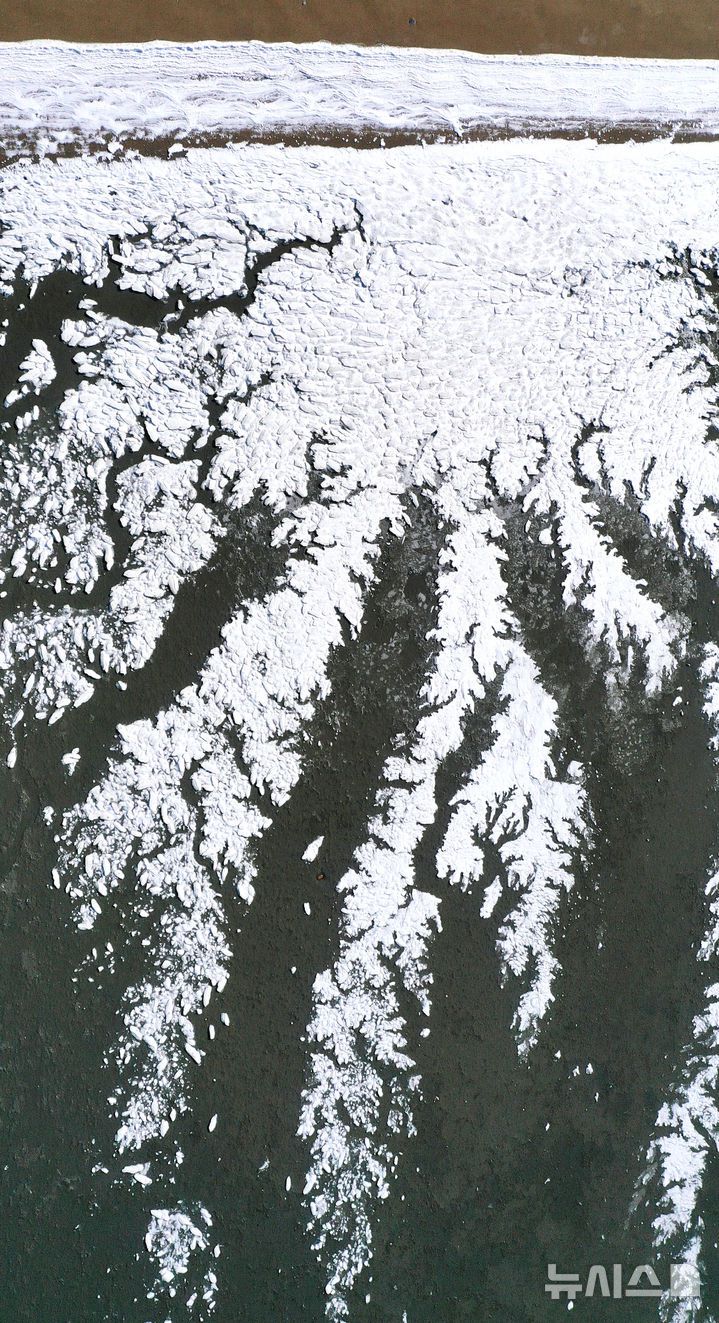 [화성=뉴시스] 김종택 기자 = 절기상 대한(大寒)인 20일 경기 화성시 궁평항 일대 바닷가에 얼음이 얼어있다.기상청에 따르면 이번 주 내내 영하 10도 아래의 한파가 이어질 것으로 예상된다. 2026.01.20. jtk@newsis.com