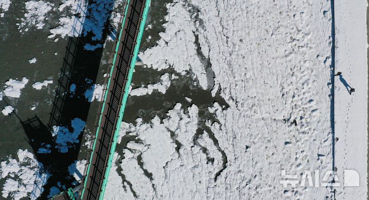 [화성=뉴시스] 김종택 기자 = 절기상 대한(大寒)인 20일 경기 화성시 궁평항 일대 바닷가에 얼음이 얼어있다.기상청에 따르면 이번 주 내내 영하 10도 아래의 한파가 이어질 것으로 예상된다. 2026.01.20. jtk@newsis.com