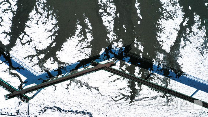 [화성=뉴시스] 김종택 기자 = 절기상 대한(大寒)인 20일 경기 화성시 궁평항 일대 바닷가에 얼음이 얼어있다.기상청에 따르면 이번 주 내내 영하 10도 아래의 한파가 이어질 것으로 예상된다. 2026.01.20. jtk@newsis.com