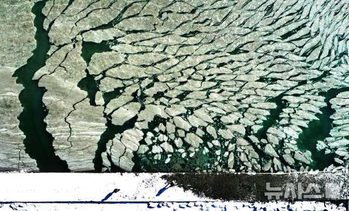 [화성=뉴시스] 김종택 기자 = 절기상 대한(大寒)인 20일 경기 화성시 궁평항 일대 바닷가에 얼음이 얼어있다.기상청에 따르면 이번 주 내내 영하 10도 아래의 한파가 이어질 것으로 예상된다. 2026.01.20. jtk@newsis.com