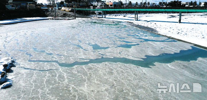 [화성=뉴시스] 김종택 기자 = 절기상 대한(大寒)인 20일 경기 화성시 궁평항 일대 바닷가에 얼음이 얼어있다.기상청에 따르면 이번 주 내내 영하 10도 아래의 한파가 이어질 것으로 예상된다. 2026.01.20. jtk@newsis.com