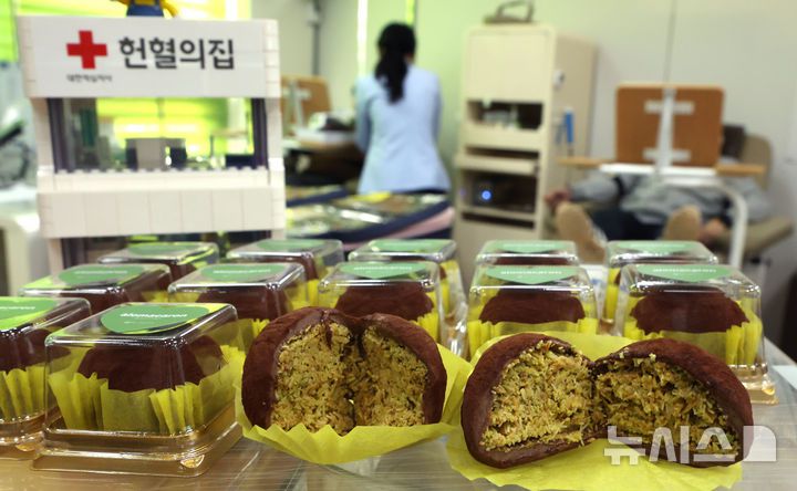 [인천=뉴시스] 전진환 기자 = 20일 오전 인천 연수구 대한적십자사 인천혈액원내 헌혈의 집에 전혈·혈소판 헌혈자에게 증정할 '두쫀쿠(두바이쫀득쿠키)'가 놓여 있다. 겨울방학과 독감 유행으로 헌혈이 감소하는 가운데 대한적십자사 인천혈액원은 헌혈자의 만족도를 높이기 위해 이번 행사를 마련했다고 설명했다.  2026.01.20. amin2@newsis.com