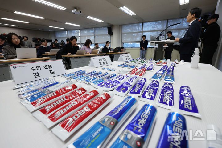 [서울=뉴시스] 김진아 기자 = 20일 서울 양천구 서울지방식약청 브리핑실에서 열린 애경산업 2080 치약의 트리클로산 검출 관련 브리핑에서 트리클로산이 검출된 수입 제품이 진열돼 있다.  식품의약품안전처는 애경산업이 수입한 2080 치약 6종과 국내 제조 치약 128종을 전수조사한 결과, 수입 제품 870개 제조번호 중 754개(86.6%)에서 최근 국내에서 사용 금지된 물질인 트리클로산이 최대 0.16% 검출됐다고 20일 발표했다. 반면 애경산업이 국내에서 직접 제조한 128종은 모두 불검출로 나타났다. 2026.01.20. bluesoda@newsis.com