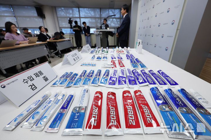 [서울=뉴시스] 김진아 기자 = 20일 서울 양천구 서울지방식약청 브리핑실에서 열린 애경산업 2080 치약의 트리클로산 검출 관련 브리핑에서 트리클로산이 검출된 수입 제품이 진열돼 있다.  식품의약품안전처는 애경산업이 수입한 2080 치약 6종과 국내 제조 치약 128종을 전수조사한 결과, 수입 제품 870개 제조번호 중 754개(86.6%)에서 최근 국내에서 사용 금지된 물질인 트리클로산이 최대 0.16% 검출됐다고 20일 발표했다. 반면 애경산업이 국내에서 직접 제조한 128종은 모두 불검출로 나타났다. 2026.01.20. bluesoda@newsis.com