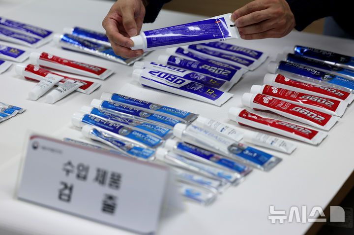 [서울=뉴시스] 김진아 기자 = 20일 서울 양천구 서울지방식약청 브리핑실에서 열린 애경산업 2080 치약의 트리클로산 검출 관련 브리핑에서 트리클로산이 검출된 수입 제품이 진열돼 있다.  식품의약품안전처는 애경산업이 수입한 2080 치약 6종과 국내 제조 치약 128종을 전수조사한 결과, 수입 제품 870개 제조번호 중 754개(86.6%)에서 최근 국내에서 사용 금지된 물질인 트리클로산이 최대 0.16% 검출됐다고 20일 발표했다. 반면 애경산업이 국내에서 직접 제조한 128종은 모두 불검출로 나타났다. 2026.01.20. bluesoda@newsis.com