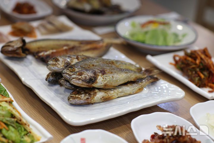 [영광=뉴시스] 밥상에 오른 기름진 영광굴비. (사진=영광군 제공) photo@newsis.com