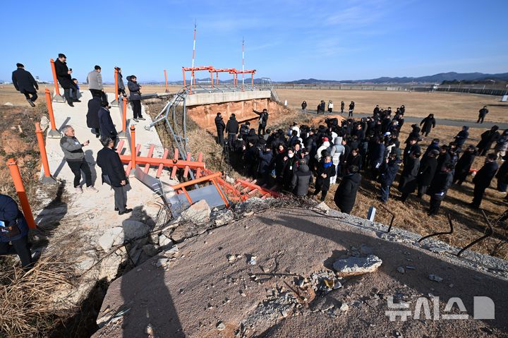 [무안=뉴시스] 이영주 기자 =  12·29 여객기 참사 진상규명을 위한 국정조사특별위원회가 20일 오후 전남 무안국제공항 활주로에서 활주로 끝에 설치된 콘크리트 둔덕(로컬라이저)을 살피고 있다. 2026.01.20. leeyj2578@newsis.com