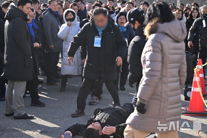 [무안=뉴시스] 이영주 기자 = 12·29 제주항공 참사 유족이 20일 오후 전남 무안국제공항에서 열린 12·29 여객기 참사 진상규명을 위한 국정조사특별위원회의 현장 조사 도중 브리핑 중인 이승열 항공철도사고조사위원회 사고조사단장을 밀어 넘어뜨리고 있다. 2026.01.20. leeyj2578@newsis.com