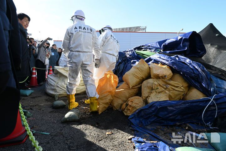 [무안=뉴시스] 이영주 기자 = 20일 오후 전남 무안국제공항에서 열린 12·29 여객기 참사 진상규명을 위한 국정조사특별위원회의 현장 조사 도중 항공철도사고조사위원회(사조위)가 별도 보관 중이던 참사 유류품과 여객기 잔해물을 들어보이고 있다. 유족들은 사조위가 유류품 등을 사실상 방치해두고 있다며 반발하고 있다. 2026.01.20. leeyj2578@newsis.com