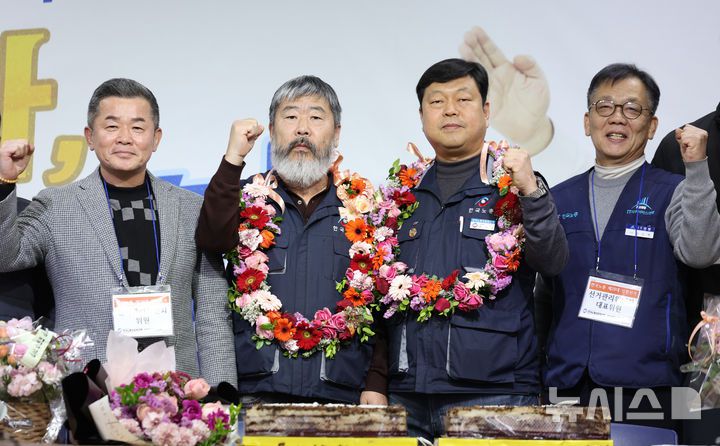 [서울=뉴시스] 김진아 기자 = 29대 한국노동조합총연맹(한국노총) 위원장과 사무총장으로 당선된 김동명(왼쪽 두번째부터) 한국노총 위원장과 류기섭 사무총장이 20일 한국노총 대회의실에서 당선증을 전달받은 후 기념 촬영하고 있다. 2026.01.20. bluesoda@newsis.com