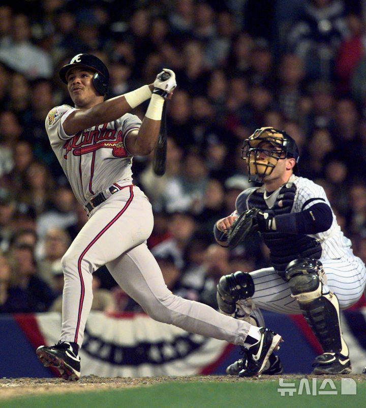 [뉴욕=AP/뉴시스] 앤드류 존스가 21일(한국 시간) 2026 메이저리그 명예의 전당에 헌액됐다. 사진은 지난 1996년 10월21일 뉴욕 양키스와의 월드시리즈에서 홈런을 치고 있는 존스의 모습. 2026.01.21.