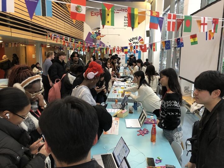 [서울=뉴시스] 프로그램 참가자들이 '마켓 테스트'를 진행하고 있다. (사진=한성대 제공) 2026.01.21. photo@newsis.com *재판매 및 DB 금지