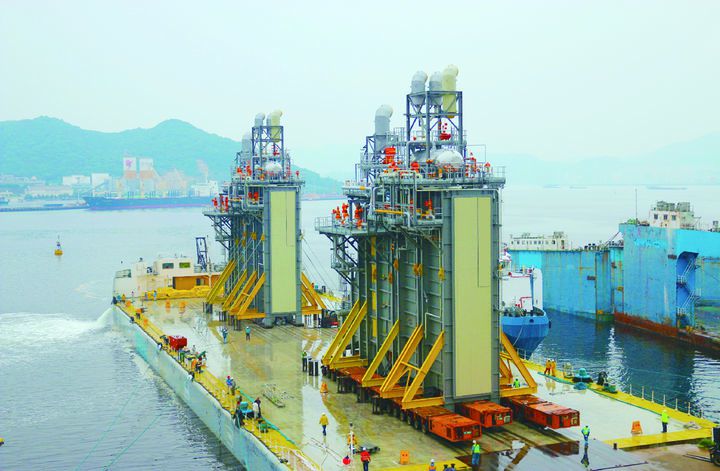 [창원=뉴시스] 강경국 기자 = SNT에너지가 지난 2014년 6월 HRSG 슈퍼 모듈을 경남 창원시 마산항을 통해 수출하는 장면. (사진=SNT에너지 제공). 2026.01.21. photo@newsis.com *재판매 및 DB 금지