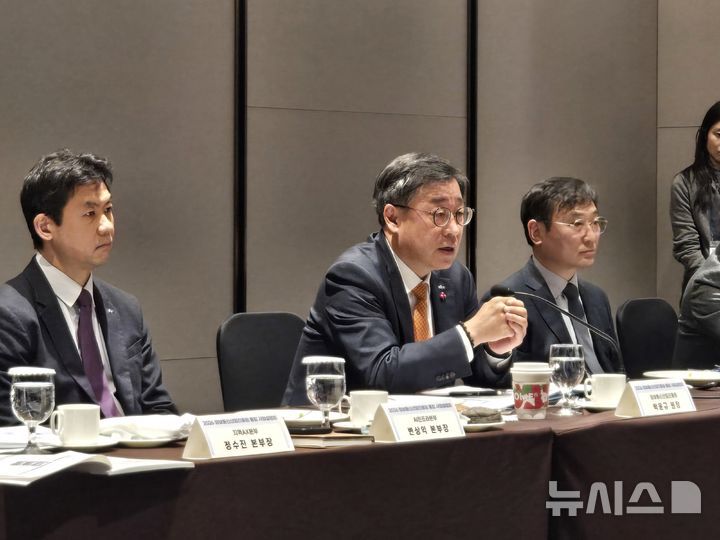 [서울=뉴시스]박윤규 정보통신산업진흥원(NIPA) 원장이 21일 서울 양재 엘타워에서 열린 NIPA 통합 사업설명회 관련 기자간담회에서 발언하고 있다. (사진=윤현성 기자) 2026.01.21.