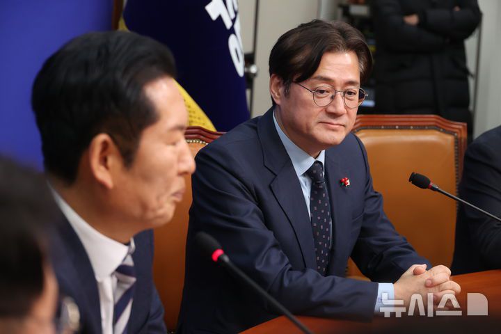 [서울=뉴시스] 조성봉 기자 = 홍익표 대통령비서실 정무수석이 21일 오후 서울 여의도 국회에서 정청래 더불어민주당 대표의인사말을 경청하고 있다. 2026.01.21. suncho21@newsis.com