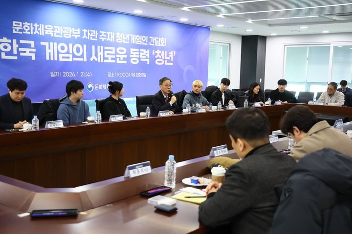 김영수 문화체육관광부 제1차관이 경기 성남시 글로벌게임허브센터를 방문해 청년 게임인들과 간담회를 하고 있다. (사진=문체부 제공) *재판매 및 DB 금지