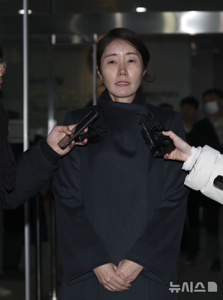 [서울=뉴시스] 김근수 기자 = 공천헌금 1억원 수수 의혹을 받고 있는 강선우 무소속 의원이 21일 새벽 서울 마포구 서울경찰청 공공범죄수사대에 피의자 신분으로 조사를 마치고 밖으로 나서며 취재진의 질문에 답하고 있다. 2026.01.21. ks@newsis.com