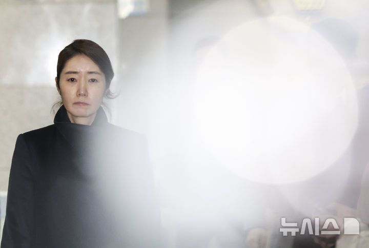 [서울=뉴시스] 김근수 기자 = 공천헌금 1억원 수수 의혹을 받고 있는 강선우 무소속 의원이 21일 새벽 서울 마포구 서울경찰청 공공범죄수사대에 피의자 신분으로 조사를 마친 뒤 밖으로 나서고 있다. 2026.01.21. ks@newsis.com