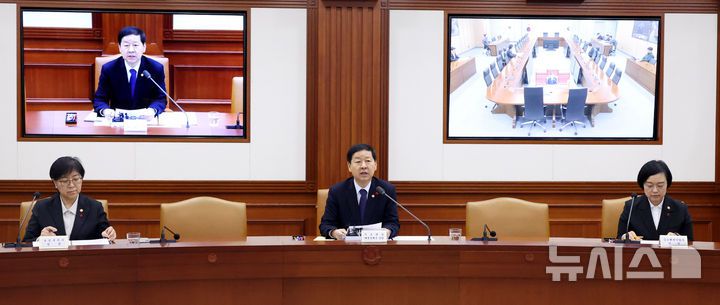 [서울=뉴시스] 추상철 기자 = 구윤철 부총리 겸 재정경제부 장관이 21일 오전 서울 종로구 정부서울청사에서 열린 경제관계장관회의에서 발언을 하고 있다. 2026.01.21. scchoo@newsis.com