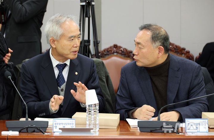 [서울=뉴시스] 김금보 기자 = 양부남(왼쪽) 더불어민주당 광주광역시당 위원장과 김원이 더불어민주당 전남도당 위원장이 21일 서울 여의도 국회 의원회관에서 열린 더불어민주당 광주전남 의원 행정통합 관련 조찬 간담회에서 논의를 하고 있다. 2026.01.21. kgb@newsis.com