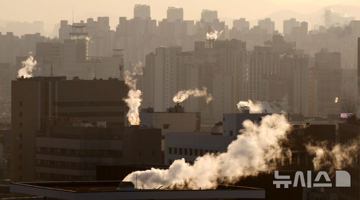 [서울=뉴시스] 추상철 기자 = 한파가 이어진 21일 오전 서울 도심 빌딩 위로 수증기가 피어오르고 있다. 2026.01.21. scchoo@newsis.com