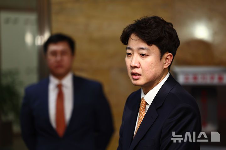 [서울=뉴시스] 김명년 기자 = 이준석 개혁신당 대표가 21일 오전 서울 여의도 국회에서 단식 농성 중인 장동혁 대표를 만난 뒤 취재진의 질문에 답변하고 있다. 2026.01.21. kmn@newsis.com