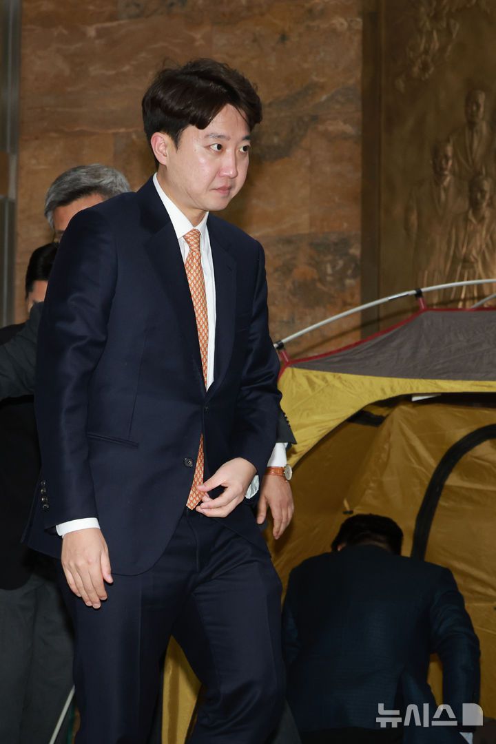 [서울=뉴시스] 고승민 기자 = 이준석 개혁신당 대표가 21일 서울 여의도 국회 로텐더홀에서 이레째 단식농성 중인 장동혁 국민의힘 대표를 예방한 뒤 자리를 나서고 있다. 2026.01.21. kkssmm99@newsis.com