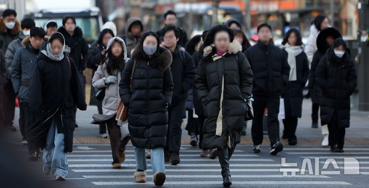 [서울=뉴시스] 김선웅 기자 = 서울 최저기온이 -13도를 기록하며 한파가 이어진 21일 서울 종로구 세종대로에서 두꺼운 옷을 입은 시민들이 길을 걷고 있다. 2026.01.21. mangusta@newsis.com