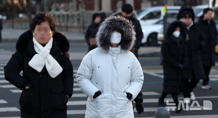 [서울=뉴시스] 김선웅 기자 = 서울 최저기온이 -13도를 기록하며 한파가 이어진 21일 서울 종로구 세종대로에서 두꺼운 옷을 입은 시민들이 길을 걷고 있다. 2026.01.21. mangusta@newsis.com