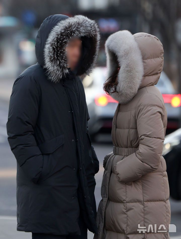 [서울=뉴시스] 김선웅 기자 = 서울 최저기온이 -13도를 기록하며 한파가 이어진 21일 서울 종로구 세종대로에서 두꺼운 옷을 입은 시민들이 길을 걷고 있다. 2026.01.21. mangusta@newsis.com