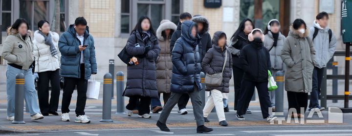 [서울=뉴시스] 김선웅 기자 = 서울 최저기온이 -13도를 기록하며 한파가 이어진 21일 서울 종로구 세종대로에서 두꺼운 옷을 입은 시민들이 길을 걷고 있다. 2026.01.21. mangusta@newsis.com