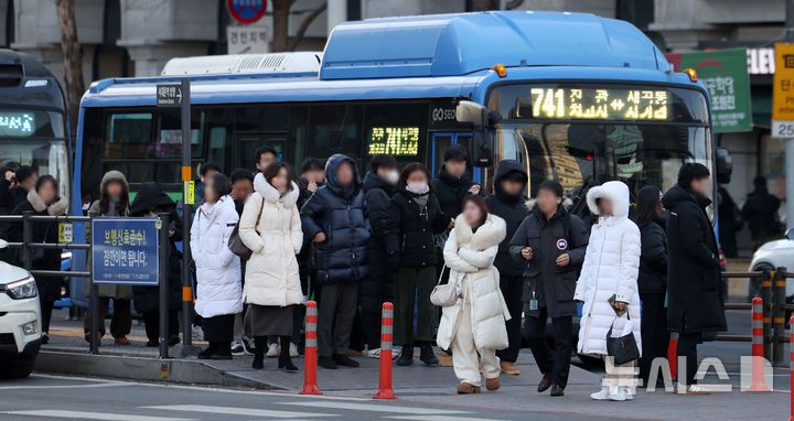 [서울=뉴시스] 김선웅 기자 = 서울 최저기온이 -13도를 기록하며 한파가 이어진 21일 서울 종로구 세종대로에서 두꺼운 옷을 입은 시민들이 길을 걷고 있다. 2026.01.21. mangusta@newsis.com