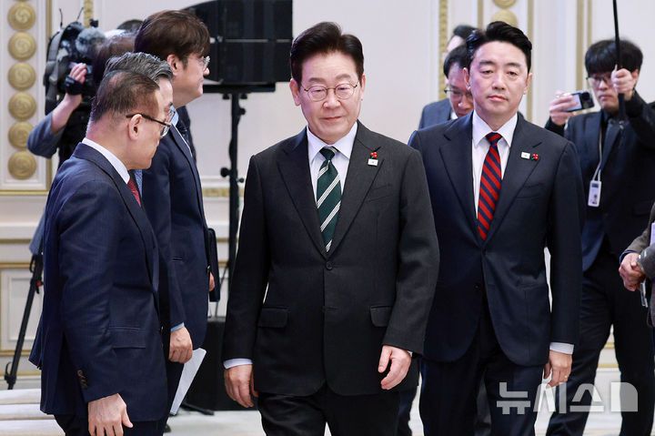 [서울=뉴시스] 고범준 기자 = 이재명 대통령이 21일 청와대 영빈관에서 열린 2026년 신년 기자회견에 입장하고 있다. 2026.01.21. bjko@newsis.com