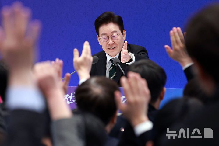 [서울=뉴시스] 고범준 기자 = 이재명 대통령이 21일 청와대 영빈관에서 열린 2026년 신년 기자회견에서 질문을 받고 있다. 2026.01.21. bjko@newsis.com