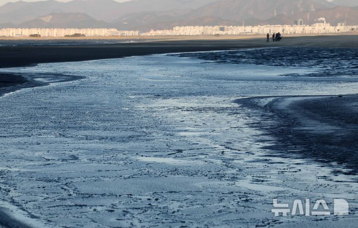 [부산=뉴시스] 하경민 기자 = 전국에 한파가 덮친 21일 부산 사하구 다대포해수욕장 백사장 일부에 바닷물이 얼어 있다. 2026.01.21. yulnetphoto@newsis.com