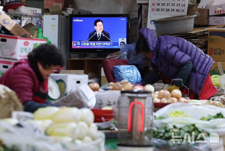 [서울=뉴시스] 김진아 기자 = 21일 서울 서대문구 인왕시장의 한 상점에 이재명 대통령의 신년 기자회견이 TV를 통해 생중계 되고 있다. 2026.01.21. bluesoda@newsis.com