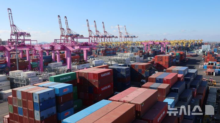 [인천=뉴시스] 전진환 기자 = 21일 관세청에 따르면 지난 1일부터 20일까지 수출 364억 달러, 수입 370억 달러로 전년 동기 대비 수출은 14.9%(47억 2000만 달러)가 증가했고 수입은 4.2%(14억 8000만 달러)가 늘었다. 인천 연수구 인천신항 컨테이너 터미널에 컨테이너가 쌓여 있다.  2026.01.21. amin2@newsis.com