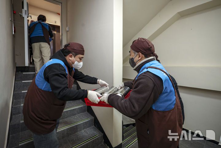[서울=뉴시스] 정병혁 기자 = 염영남 뉴시스 대표이사 사장과 임직원들로 구성된 뉴시스 봉사단이 21일 서울 중구 명동대성당에서 명동밥집 무료급식소 봉사활동을 하고 있다. 2026.01.21. jhope@newsis.com