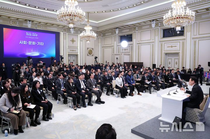 [서울=뉴시스] 고범준 기자 = 이재명 대통령이 21일 청와대 영빈관에서 2026년 신년 기자회견을 하고 있다. 2026.01.21. bjko@newsis.com