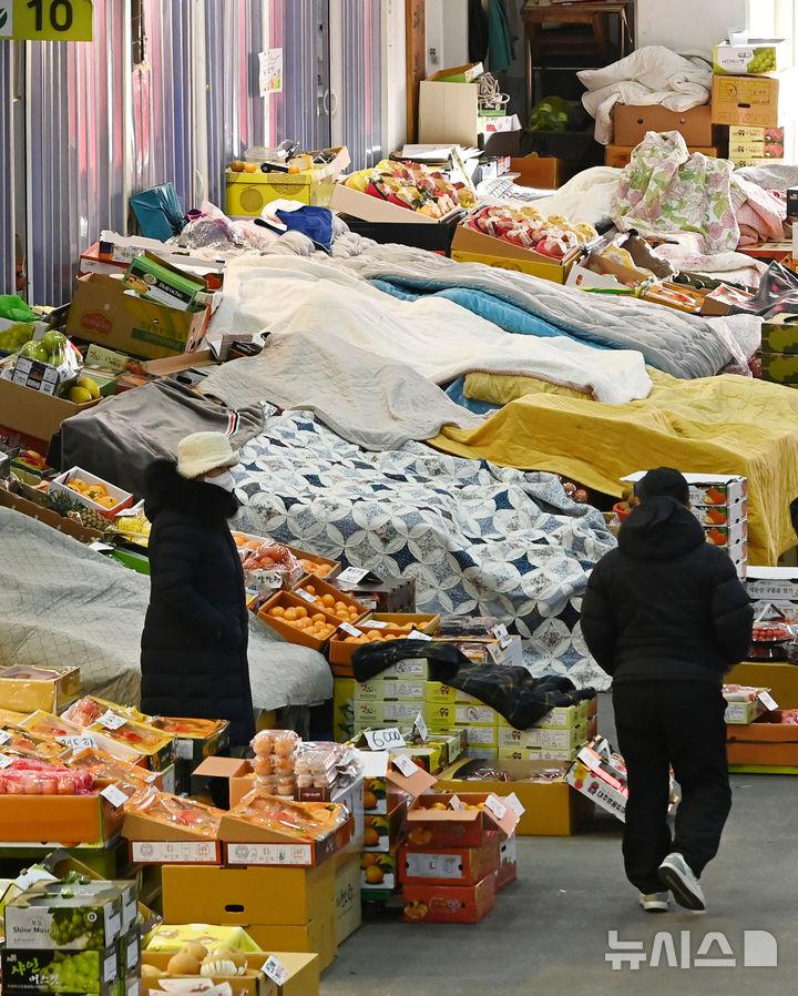 [수원=뉴시스] 김종택 기자 = 전국적으로 매서운 한파가 이어지고 있는 21일 경기 수원시 권선구 수원농수산물도매시장 과일동에 동파 방지를 위해 보온 담요가 씌워져 있다. 2026.01.21. jtk@newsis.com